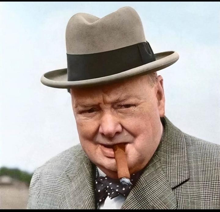 有这样一个人，他酷爱抽烟，每天要抽10多支雪茄烟，他一生总共抽掉了25万支雪茄烟