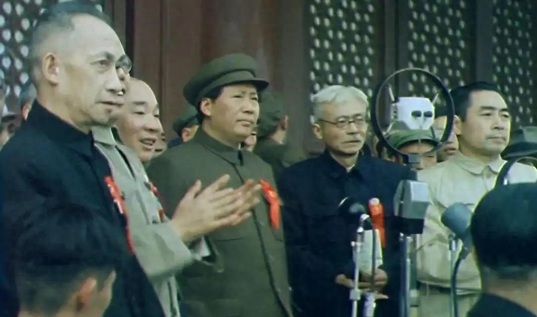 建国初西方记者质疑废除清朝条约，毛主席面对质问作出巧妙回应引发深思1949年1