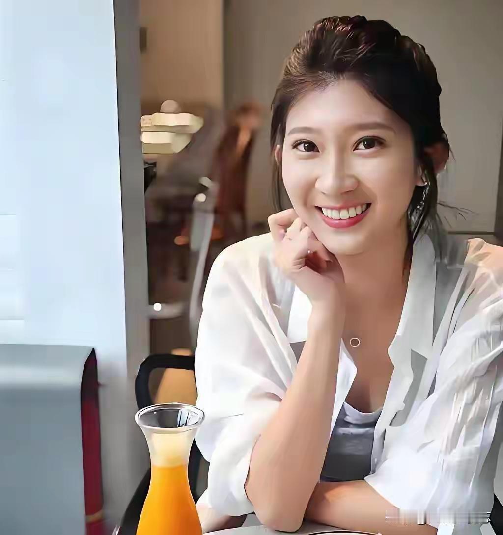 国民党发言人李明璇集美貌与才华与一身的超级美女，比郑丽文还激进。就因为多次发表认