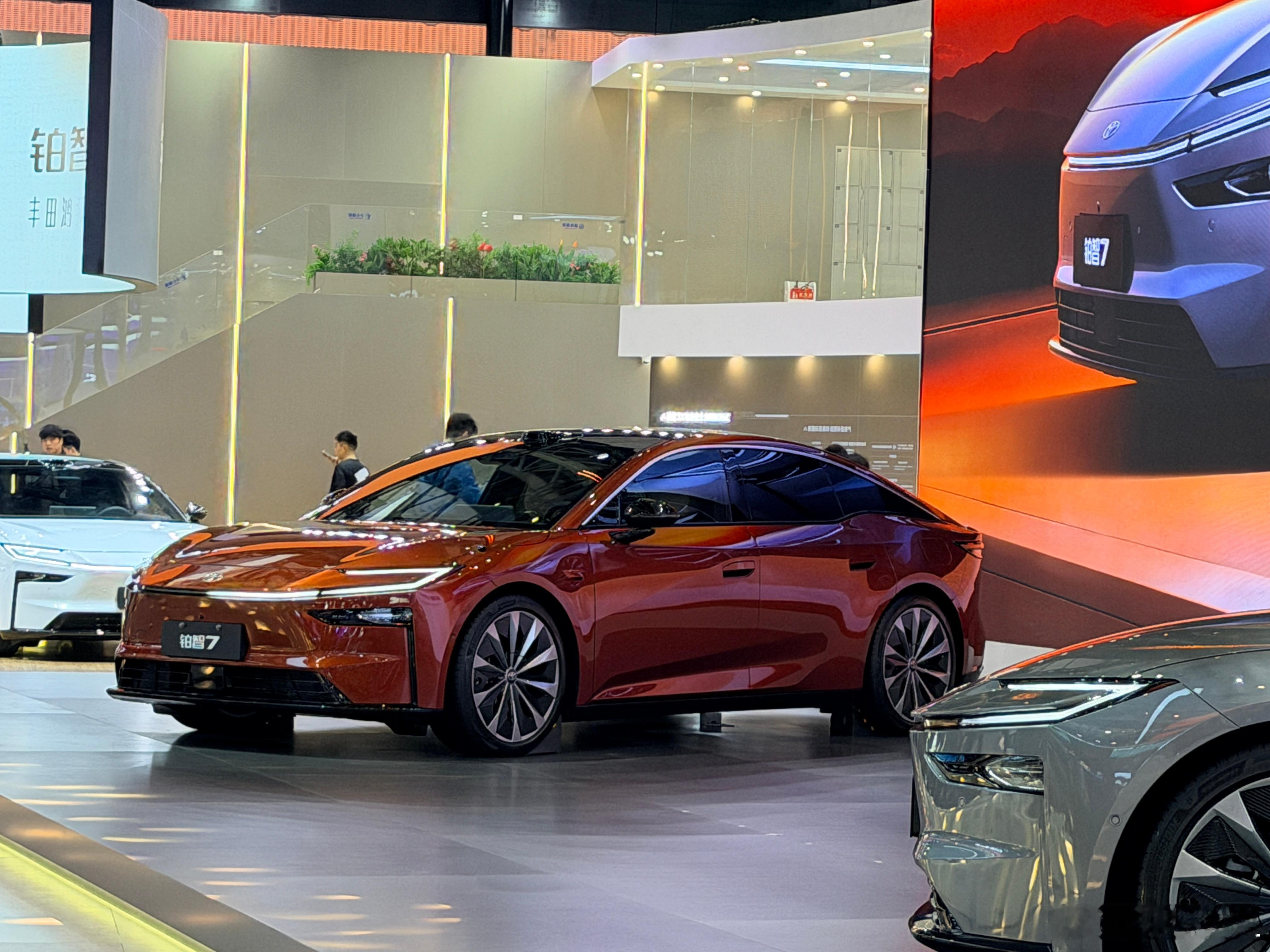 车展现场直接被广汽丰田展台的人山人海震撼到！全新铂智7首发亮相，瞬间成为全场焦点
