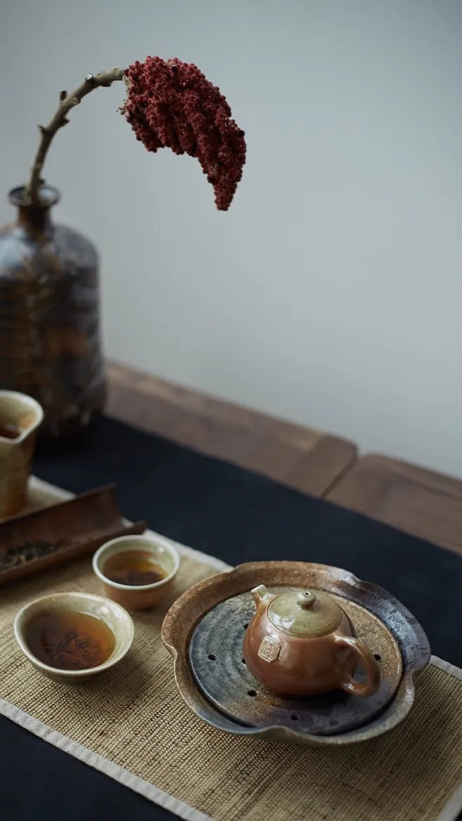 极简不是一无所有，而是另一种拥有。我们并不是要抛弃自己，无欲无求。而是要正视自己