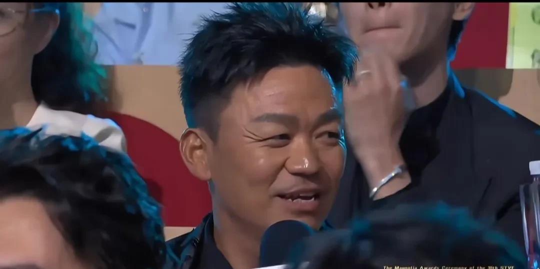昨天晚上白玉兰奖颁奖典礼，姜妍作为特邀嘉宾主持人进入观众席采访演员，到王宝强的时
