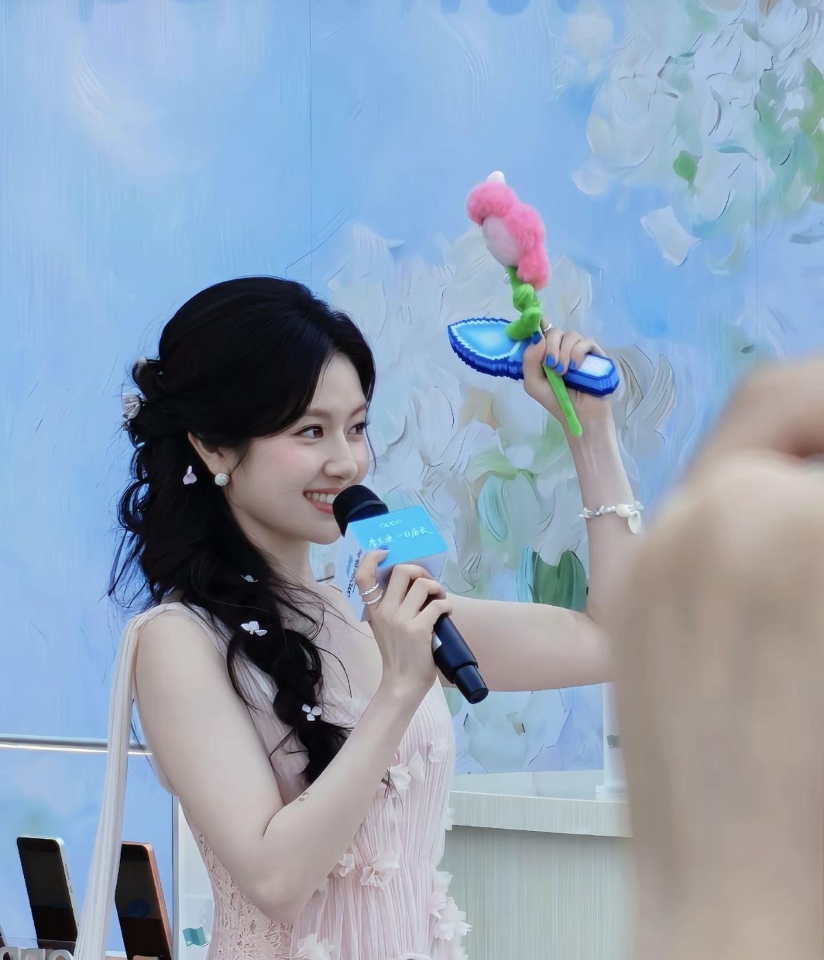  李兰迪的美，是不刺眼的、舒服的温柔[比心] 李兰迪拿着话筒的样子，像在分享一整