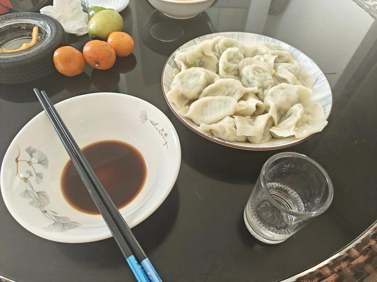 今天晚饭，不是刘妈包的饺子吗？我这辈子平日里，自己在家不喝酒。要是有饺子，这么多
