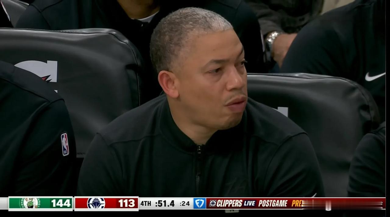 快船主帅泰伦-卢真是完全懵圈了！在今天快船主场迎战凯尔特人的比赛中，当时比赛进行