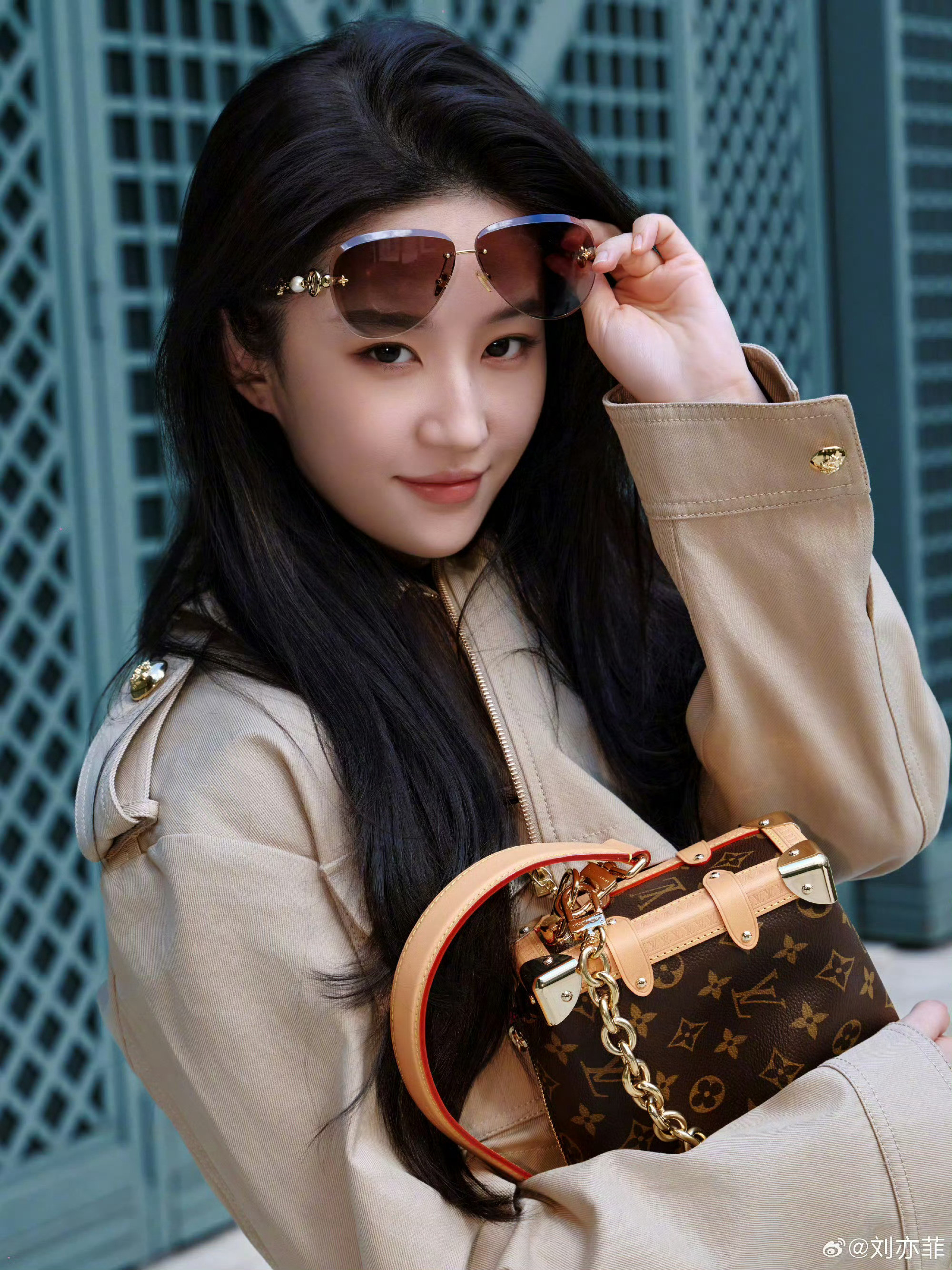刘亦菲LV大秀造型图刘亦菲LV大秀造型图，在她身上却呈现出一种松弛而精致的时髦感