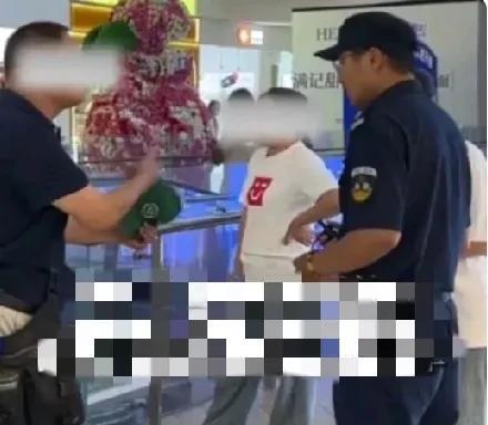 6月29日，河南驻马店一大爷在商场购物获赠一顶绿帽子，大爷当场向商场怒讨说法，大