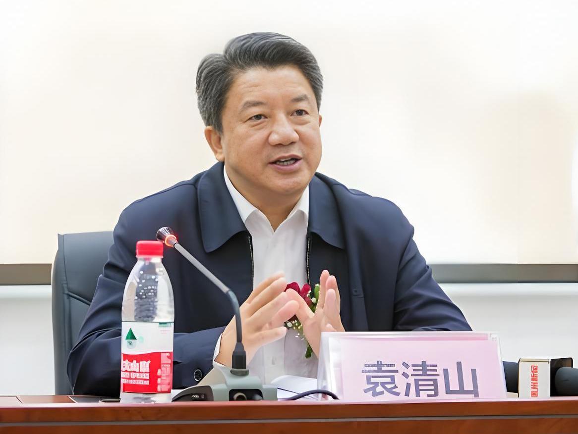 长期在广东惠州市工作的老袁，是从湖北省通山县偏远山区飞出去的一只金凤凰，也曾是华