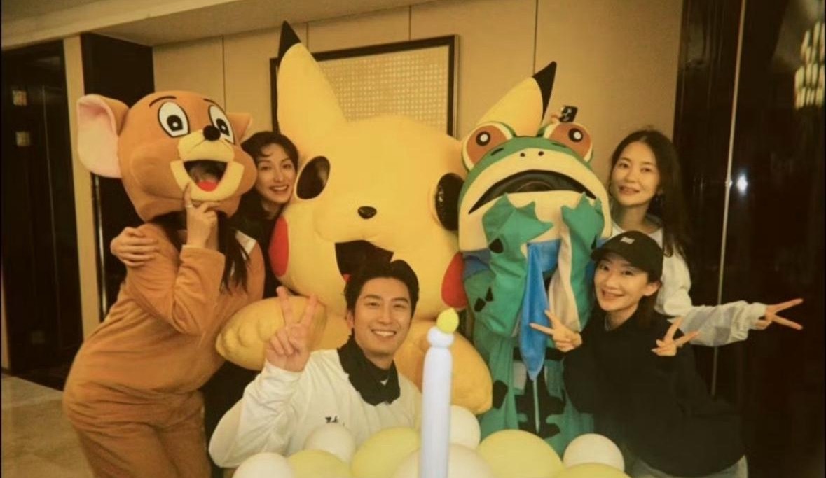 窦骁过生日，何超莲扮青蛙逗他开心，现场氛围看起来很轻松活跃。之前还说两口子要离婚