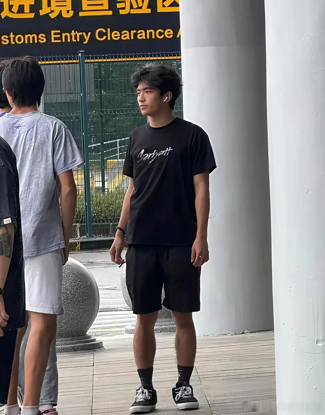 谢霆锋大儿子现身迪拜街头！很帅！​​​