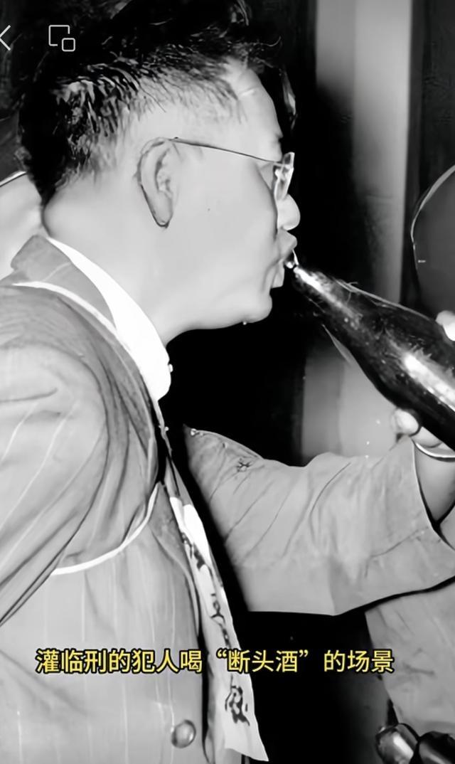 1950年，台北的街头，沉默与凝重笼罩着一切。清晨的阳光勉强透过薄雾洒在古老的石