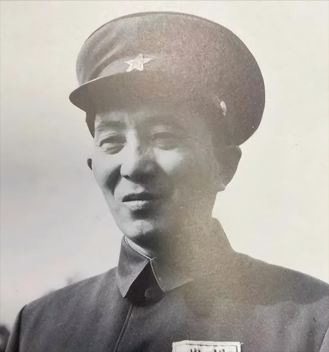 一次，侦查员抓到一个自称农民的特务，罗瑞卿亲自审问他：“芝麻是几月开花”，农民答