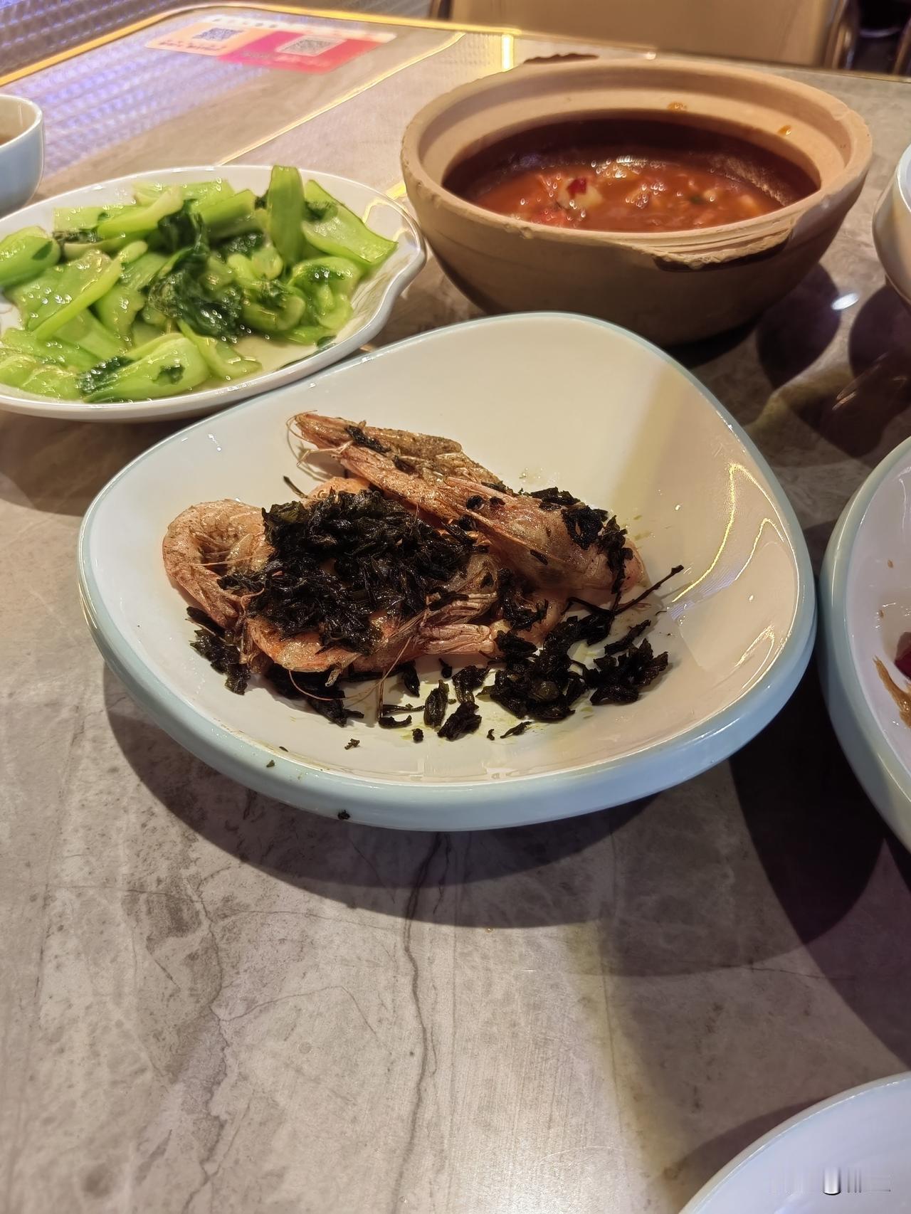 谁懂啊！不吃肥肉的我竟然觉得东坡肉好吃。在杭州吃了东坡肉，我感觉我也是能吃肥肉的