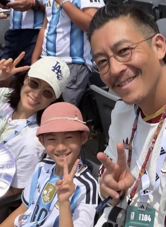 45岁陈冠希和老婆秦舒培以及女儿一起去看世界杯决赛，从他们的衣服来看，他支持西班