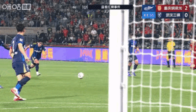 铜梁龙当红小将杜月徵亮鞋钉飞铲，不管是不是故意伤人，裁判按规则给红牌一点都没问题