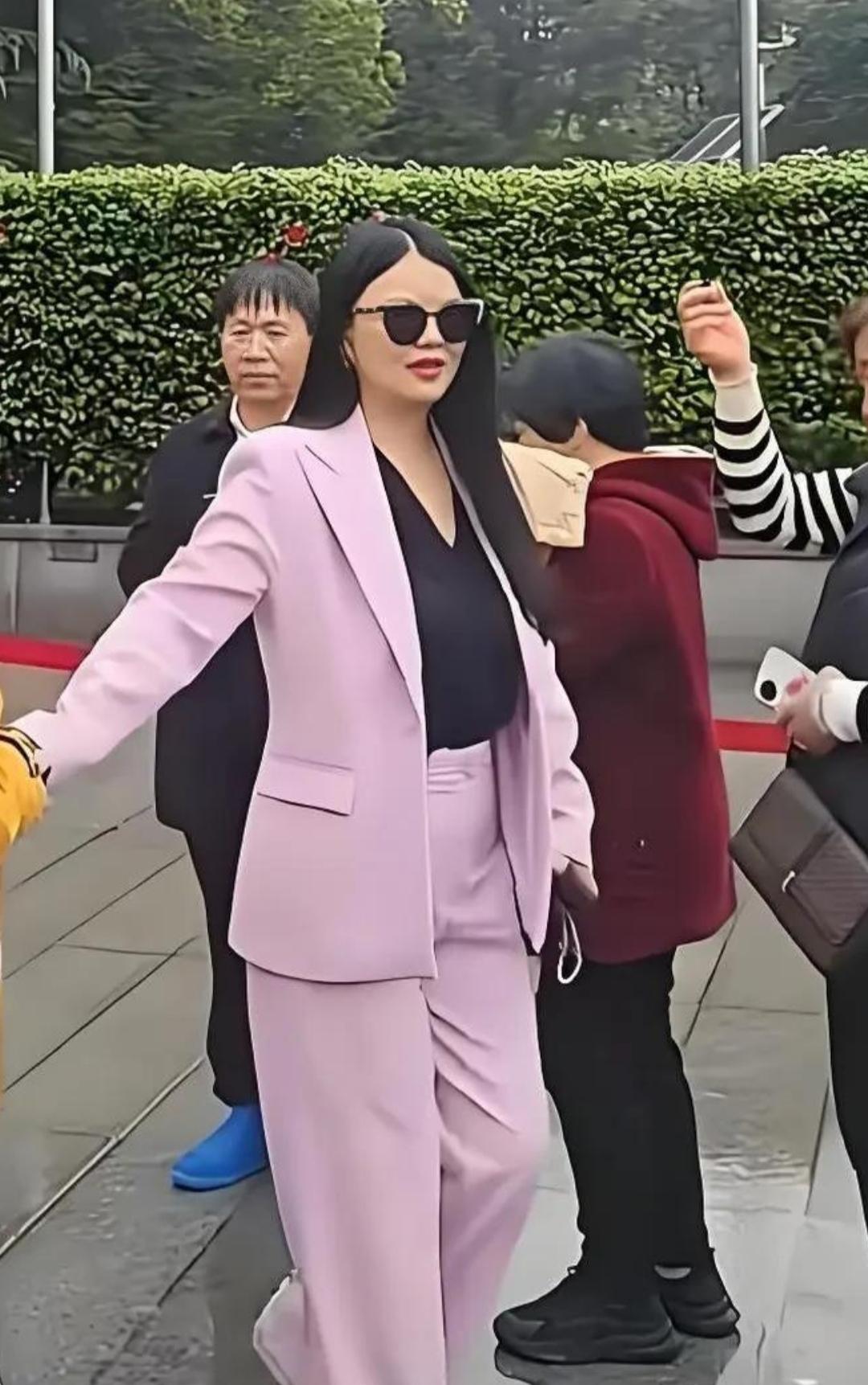 李湘这次露面，没有以前那么高调了，以前那个恨不得，把“我有钱”三个字，写