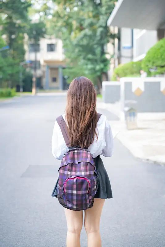 前几天弟弟家的孩子领女朋友来家里了，女孩第一次来。女孩是一个在读硕士研究生，还有