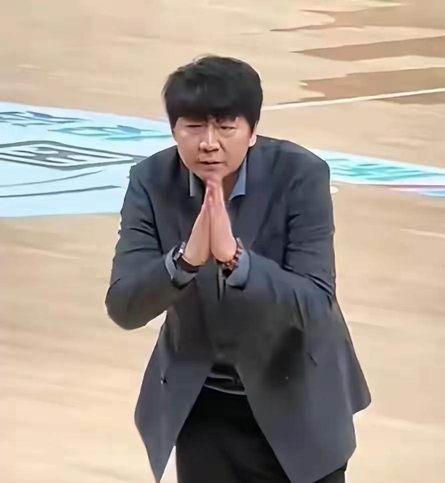 CBA山东高速男篮救世主克里斯复出了，斯蒂尔走人的可能性很大，就近期琼斯的表现来