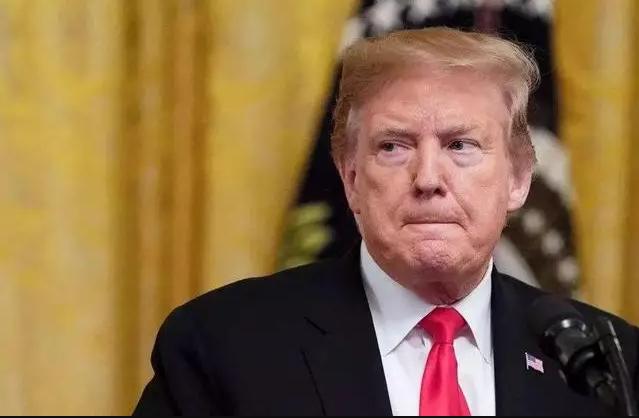 炸锅了！美国民意彻底沸腾，超半数选民联名要求，特朗普必须立即下台美国国内彻底