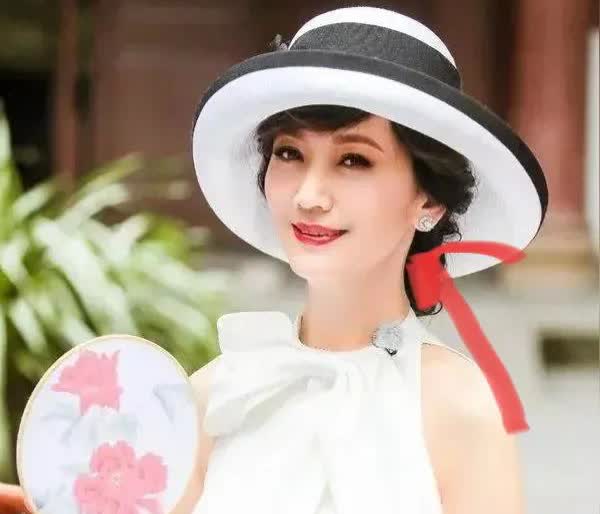 万万没想到，赵雅芝演唱会爆哭，不是因为叶童不跟她玩了，也不是以后赚不到钱了，