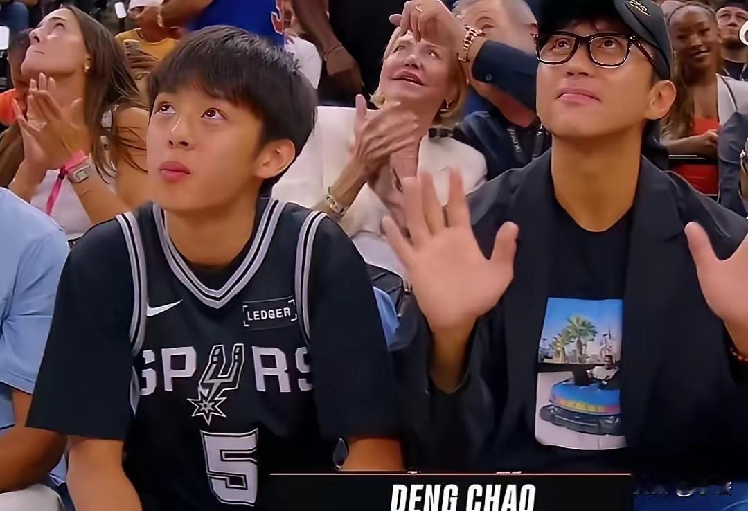 NBA观众席上演大型“父子反差萌”！镜头扫过，老父亲邓超疯狂挥手比赞努力“营业”