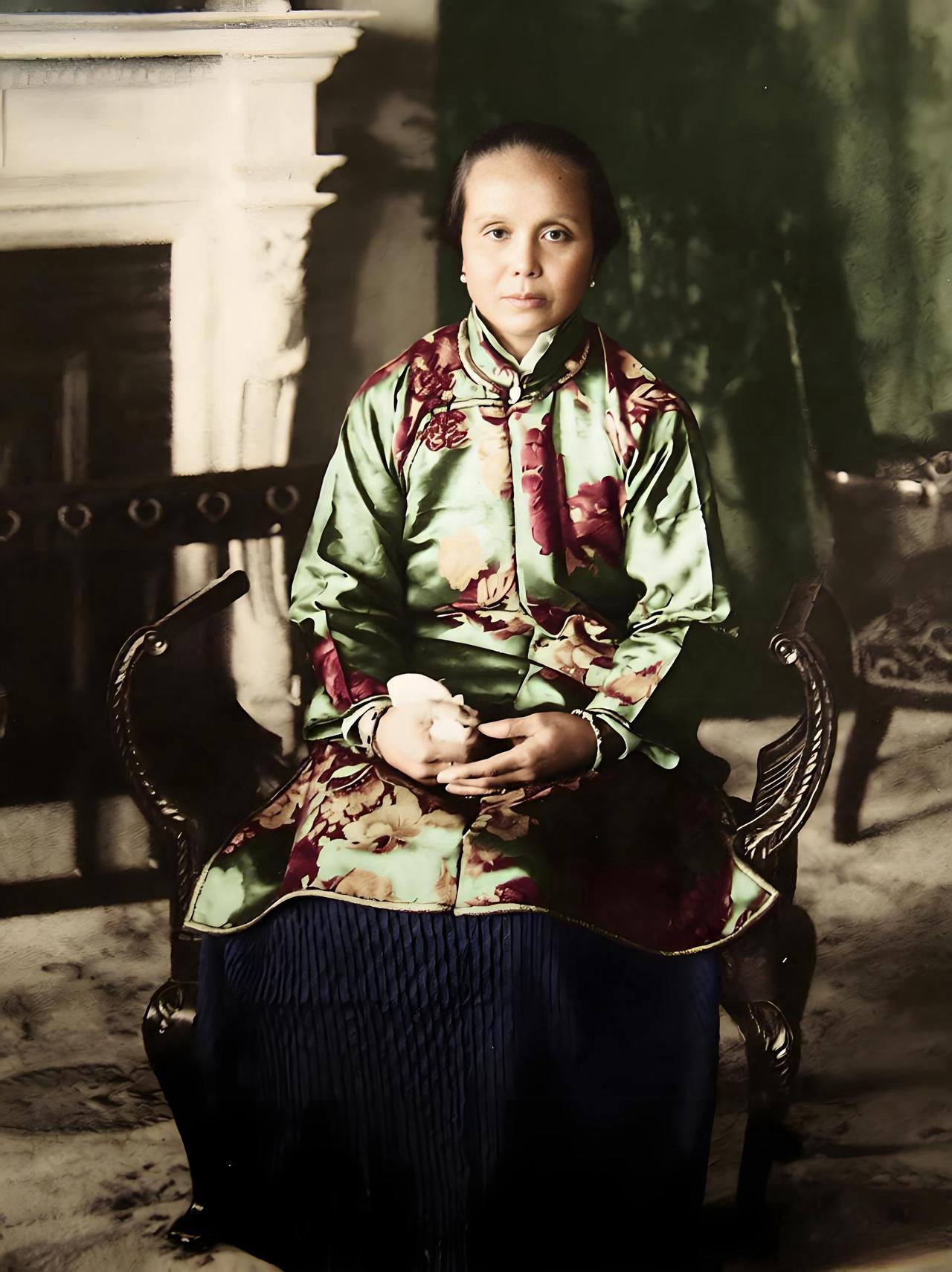 这张照片中的人物是卢慕贞，她是中国民主革命先行者孙中山的原配夫人。画面中，卢慕