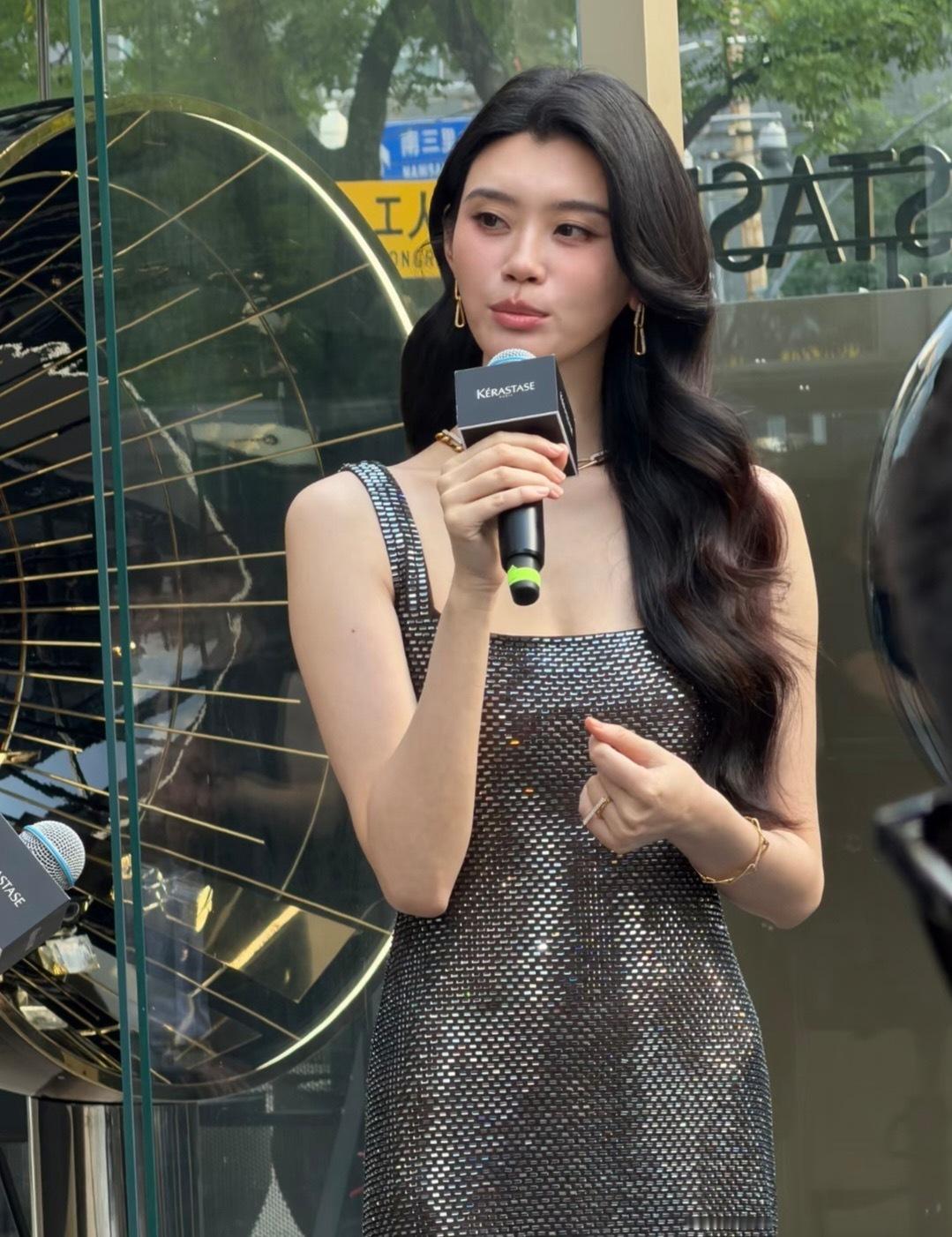 37岁奚梦瑶北京三里屯出席品牌活动，超模果然还是要看整体，带上大长腿整个人都惊艳