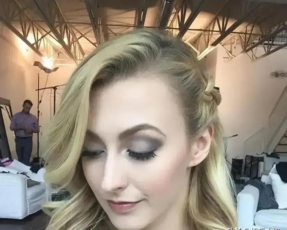 出身决定论？看看她。片酬从300美元一场，飙升至12万美元一集。《暗夜猎手