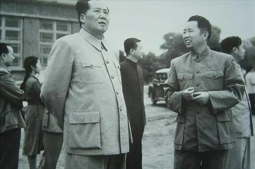 1952年，得知空军一年花掉几千亿后，毛主席盯着刘亚楼问：“你没贪污吧？”刘亚楼