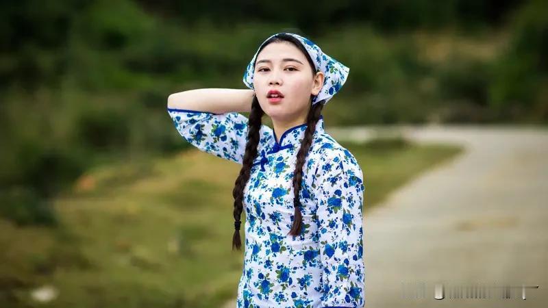 有个光棍想去农村讨个老婆，在村口恰好碰到一个女子。他便对女子说：“我听说你们村还