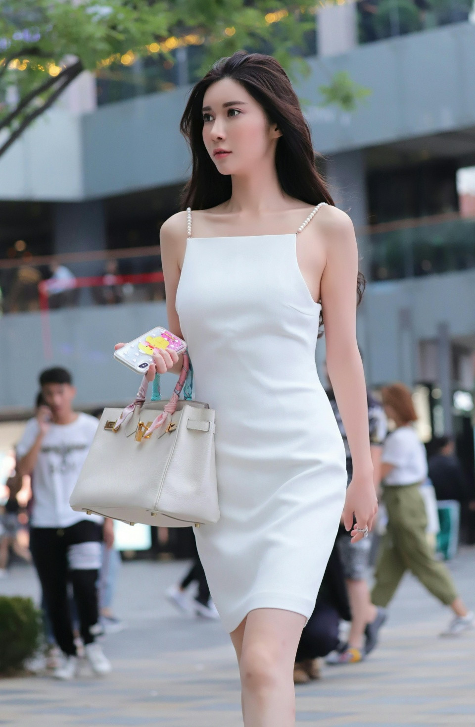 笑话：一女子昨晚打了辆出租车回家，司机跟她说：到了，共276块4毛，你给276，