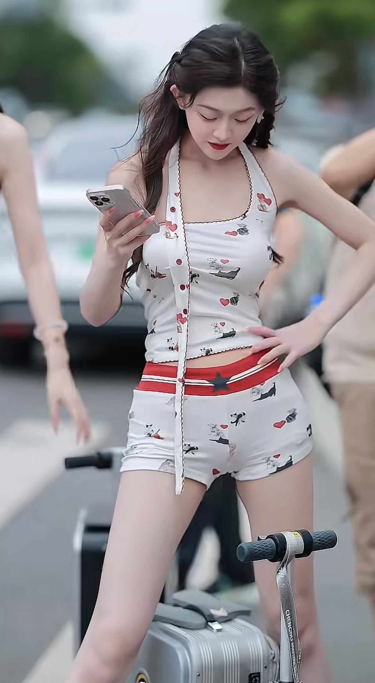 真有人皮肤这么白吗？还是美颜用的太过了，网红美女身着背心短裤户外直播，不得不说