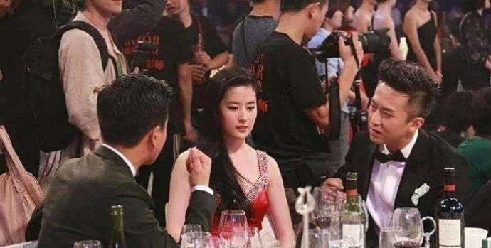 刘亦菲：要不我起身，你俩慢慢聊！​​​