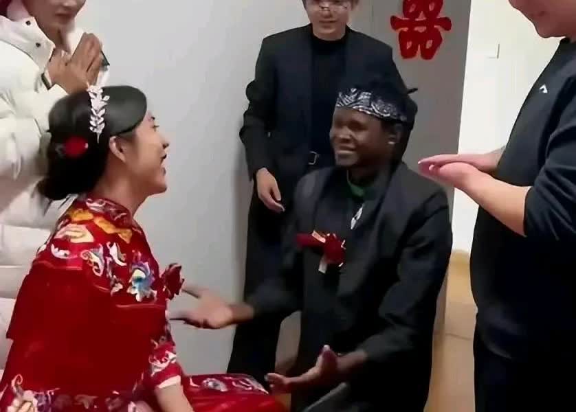 朋友圈的女子与黑人结婚了，笑得非常开心，彩礼给了30万，恭喜她有眼光，找到自己真
