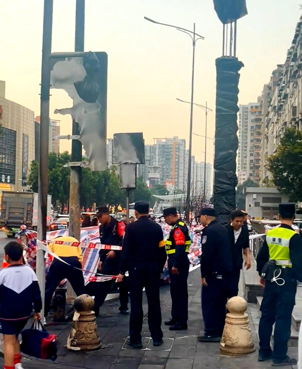 广州沙园C出口，帽子叔叔叫大家下班来认鸡架了。工业大道沙园地铁口，下午烧🔥