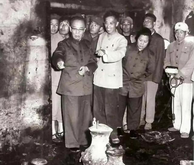 1956年郭沫若带队发掘明定陵，后续接连怪事频发，其妻儿相继自尽离世，一众参与