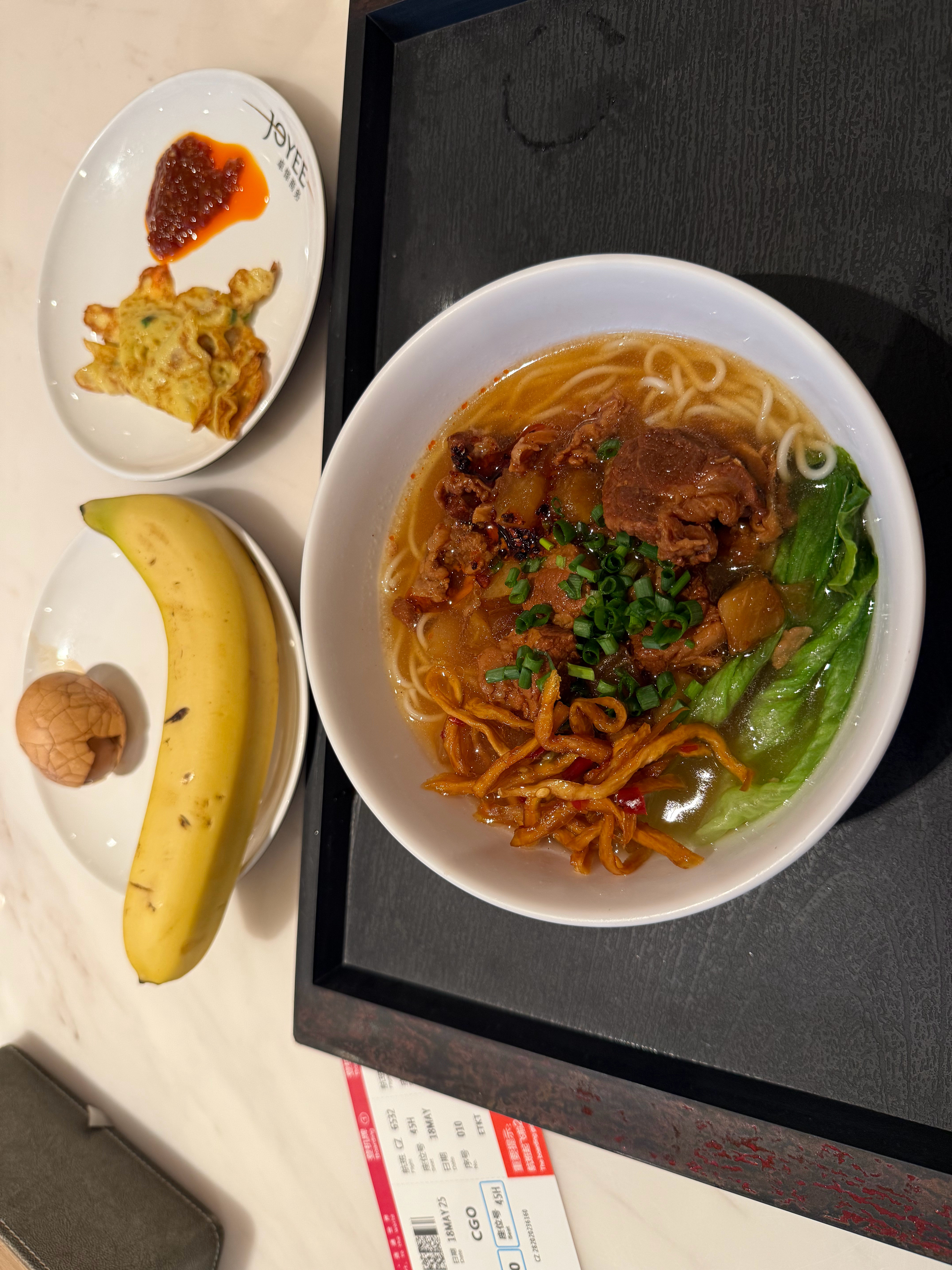 勤劳的人已经早起到机场了明明很困但还是要来吃碗面​​​