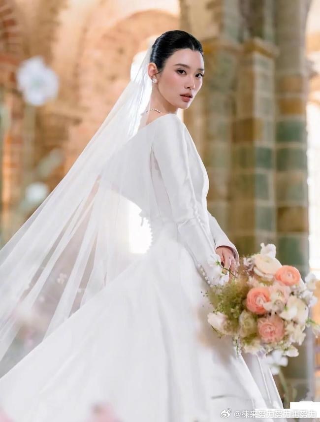 奚梦瑶晚晚婚礼审美奚梦瑶时隔七年在法国古堡补办婚礼，Dior高定婚纱、近五千万古