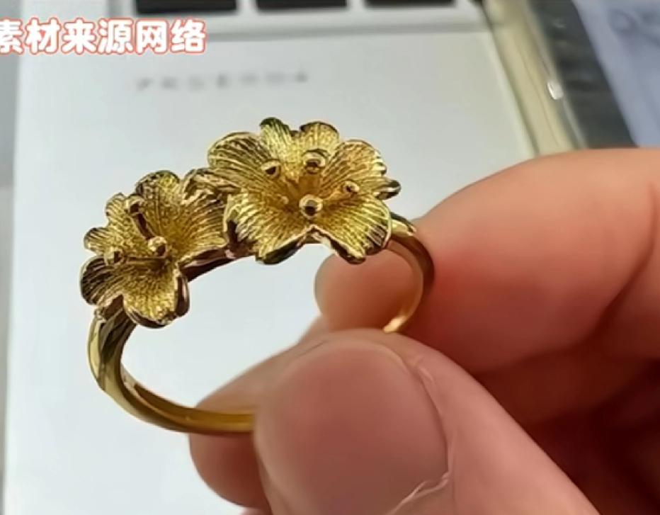 同事在马路边偶然捡到一枚金戒指，拿到金店一鉴定，居然是纯金的。单位里有位年长的同