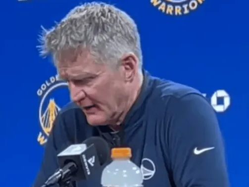 NBA常规赛，勇士94-13不敌雷霆。赛后，勇士主帅科尔接受了记者采访。记者：