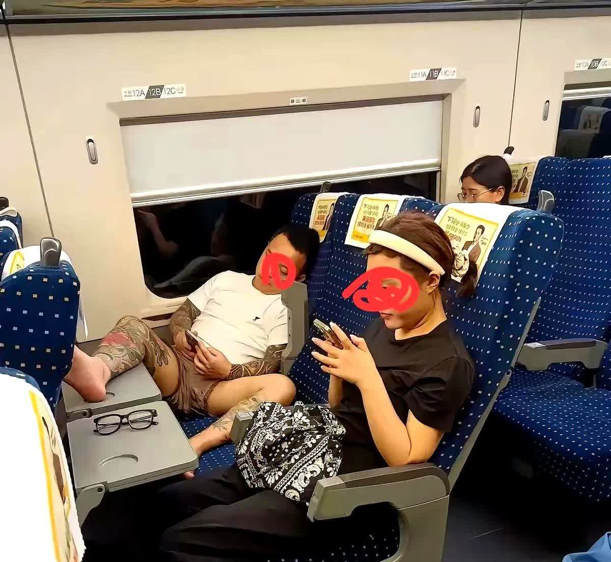 高铁上光膀子伸脚，真没人管得了？别急着骂，真相可能更扎心。一男子