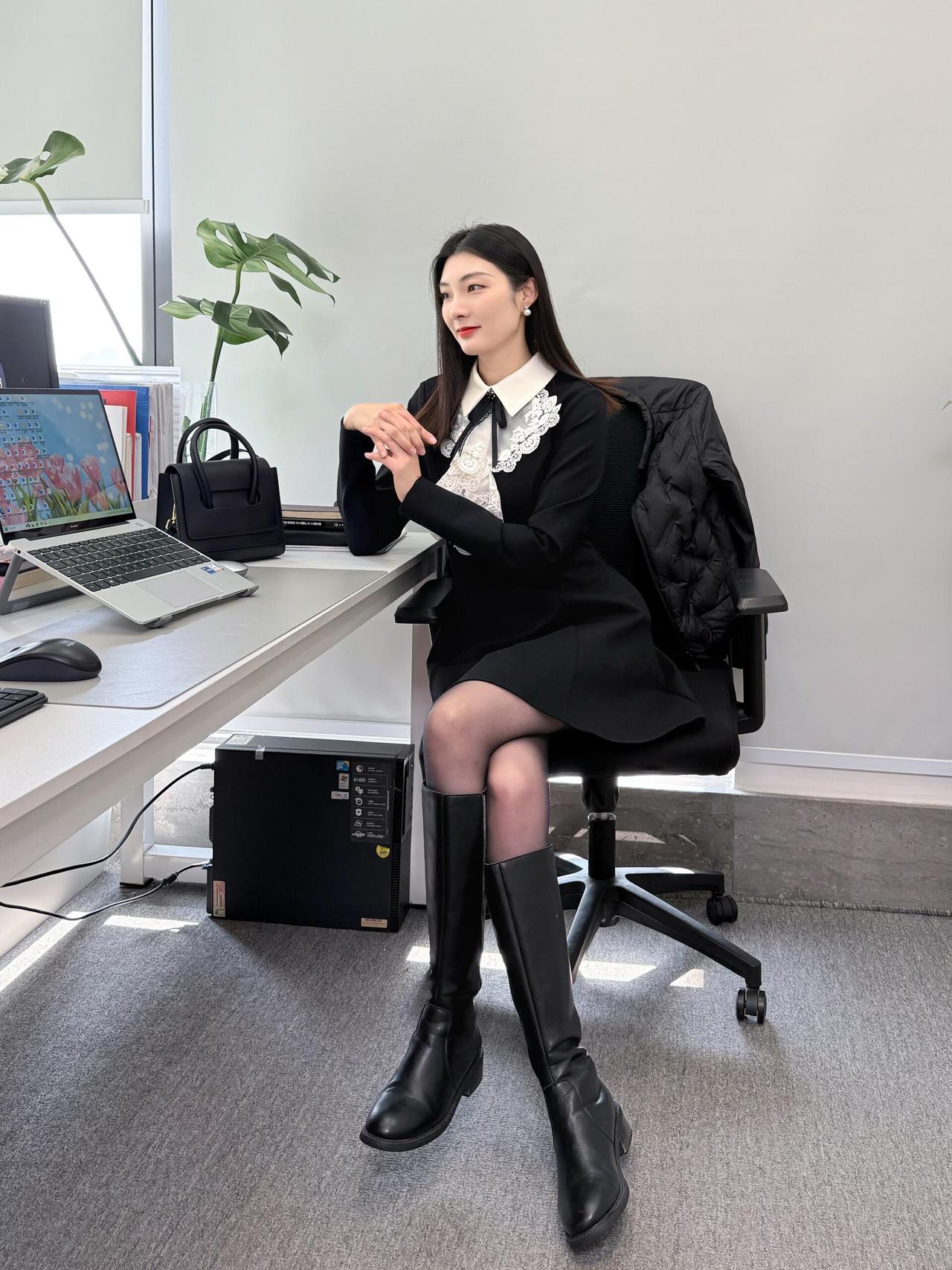 领导的穿搭｜领导今天穿什么🤔是小王梦中的职场穿搭可通勤可约会的小黑裙爱了～