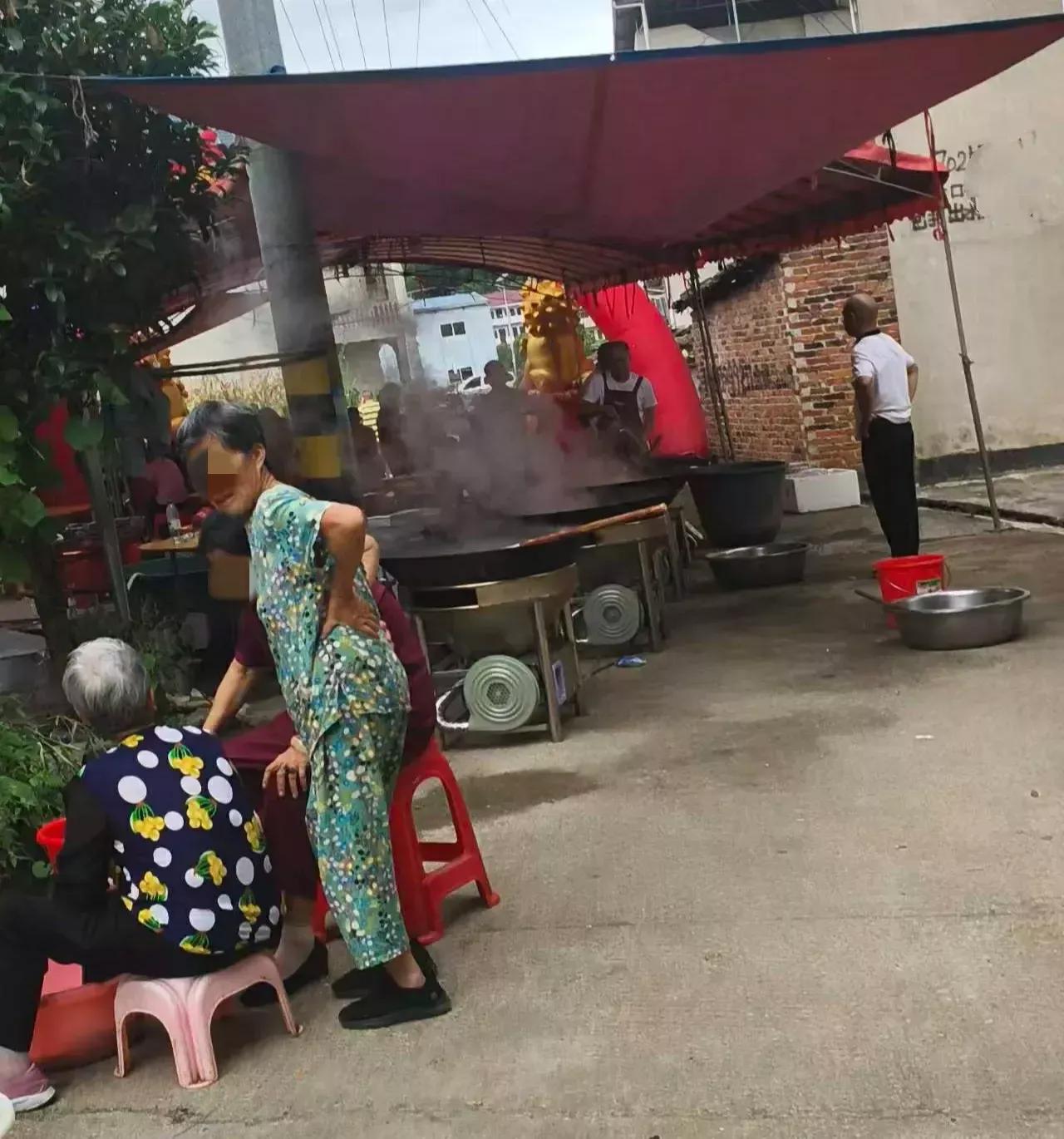 对面村子又一位老人走了，听说是胃癌，在床上剧痛挣扎了两个小时才离去。这让我想