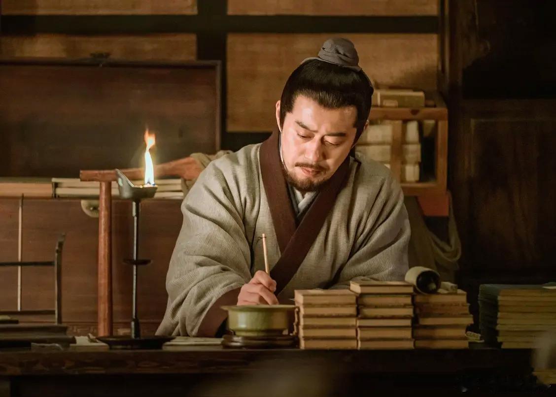 一天，宰相苏颂睡得正香。身下突然涌来一股暖流，还带着尿骚味。他睁开眼，见负责暖脚