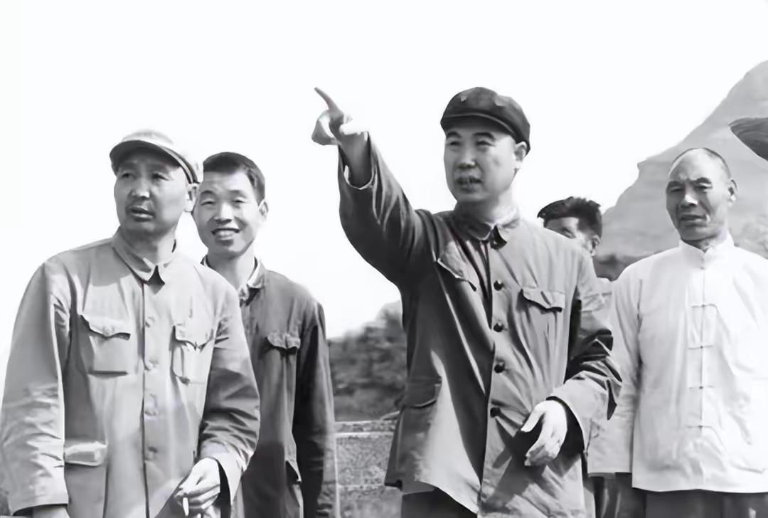 上世纪六十年代，杨贵带着几十万人修红旗渠，历时十年耗资几千万，没落下一个贪官。晚