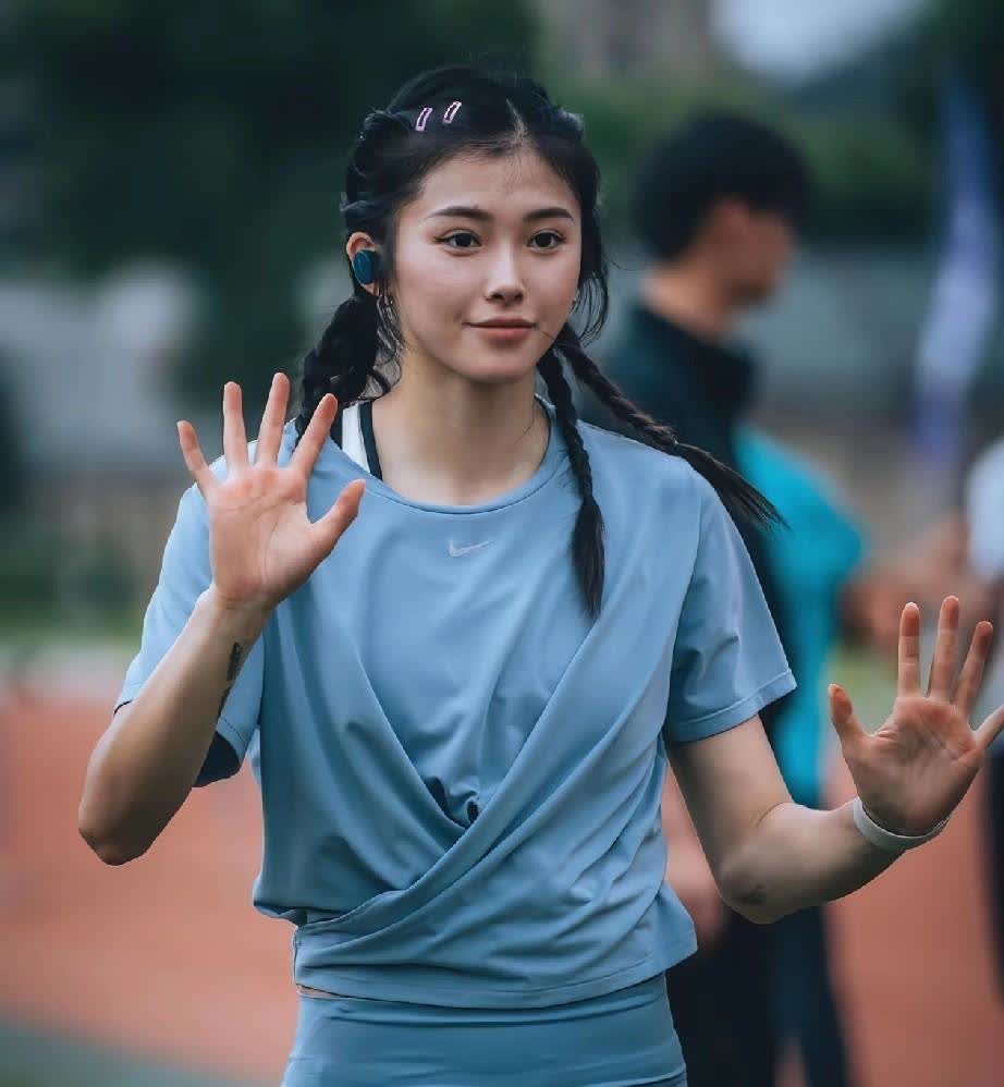 发现没有，吴艳妮这个人别的什么都好！赛场上化妆，手指比天，狂得没