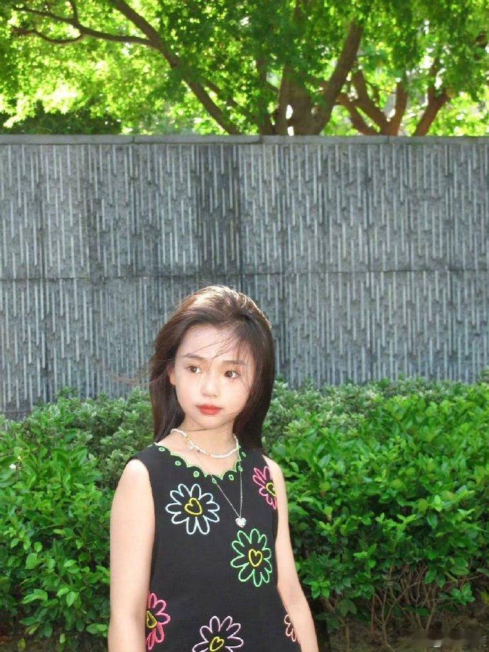 董璇董璇女儿好适合出道刚刷到小酒窝的视频，这孩子咋这么招人稀罕？笑起来眼