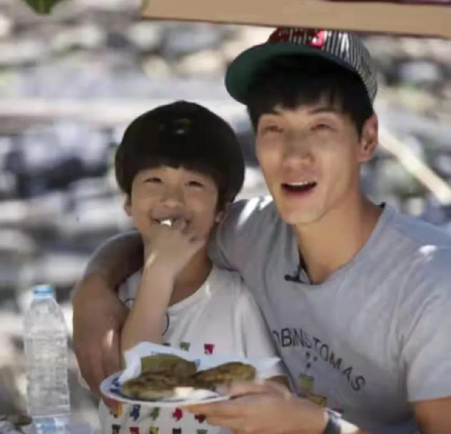 一档《爸爸去哪儿》让张亮父子火出圈，暖男天天曾圈粉无数。可谁能想到，如今18岁的