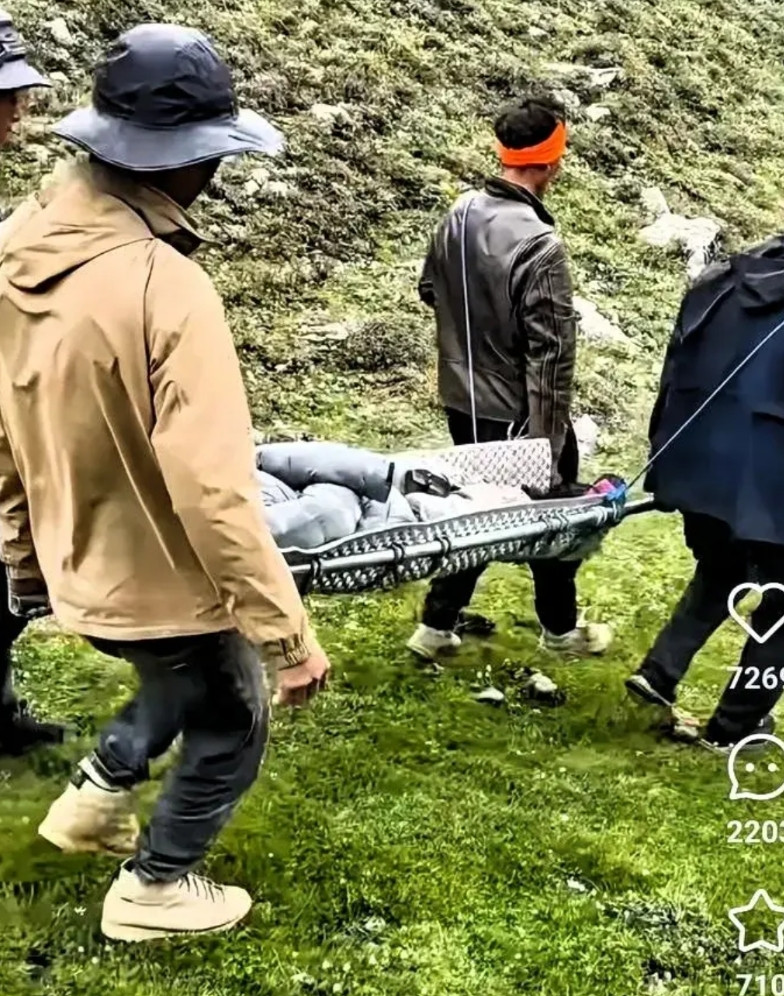 女孩在西藏徒步时骨折无法行动，10个藏民把她抬下山，收费6万元。乍一看，这个价格