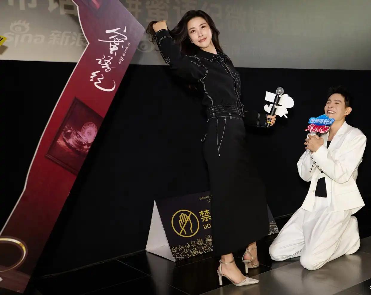 朱珠晒蜜语纪活动美照，一身黑色穿搭也很迷人，不愧是气质女神